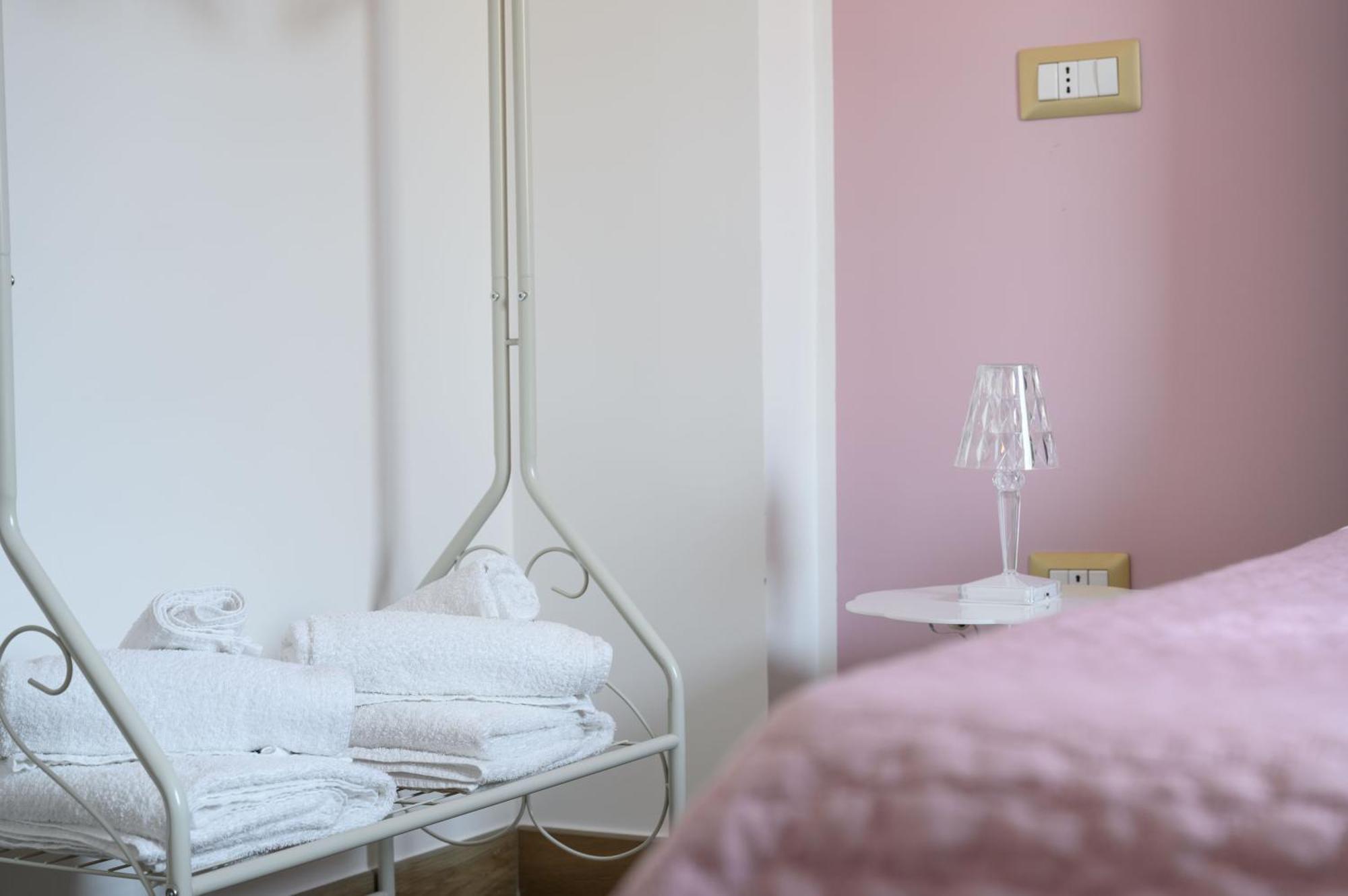 Casa Vacanze Maddalena - Palazzetto Sul Lago - Diamante Rosa Marta Ngoại thất bức ảnh